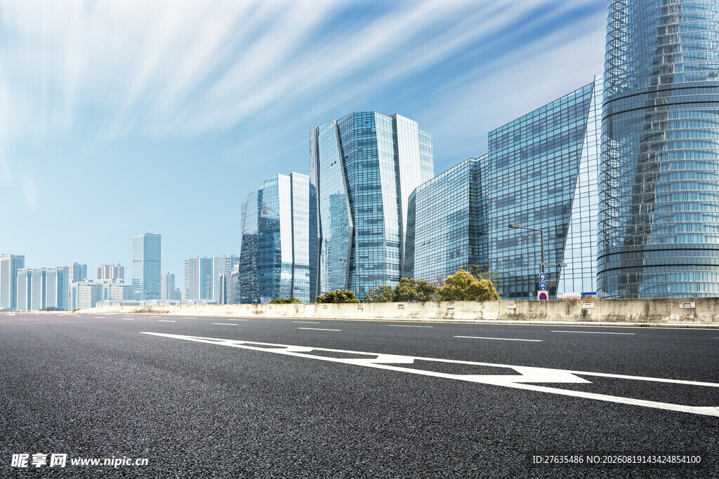 城市宽阔道路与高楼景观