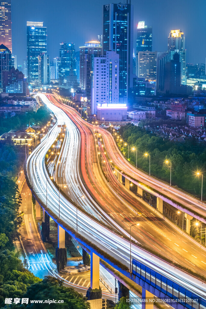 城市夜景中的繁华高架桥