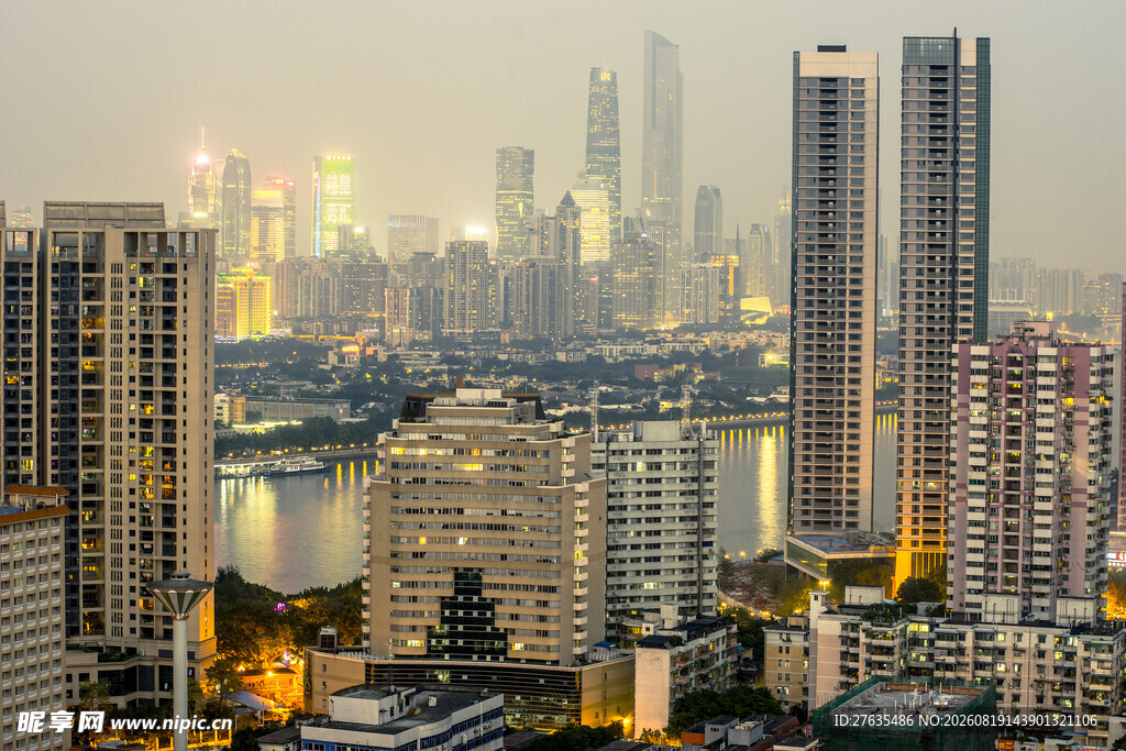 城市璀璨夜景高楼林立
