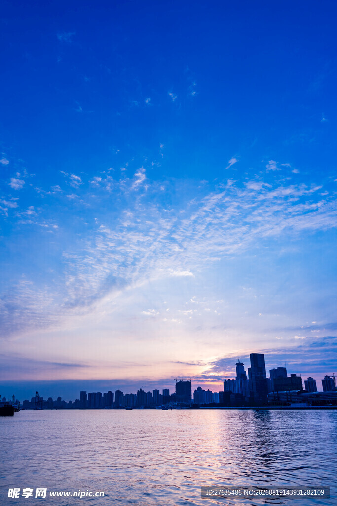 城市湖畔美丽黄昏景象