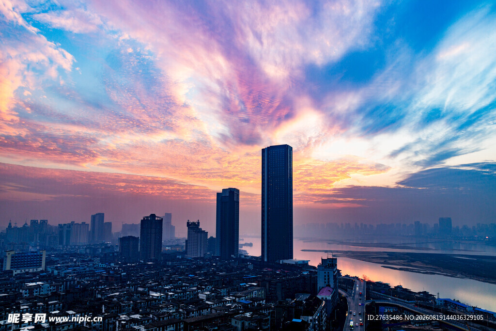 城市黄昏天际线壮丽景观