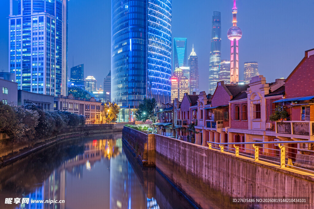 都市河畔古建筑夜景风光