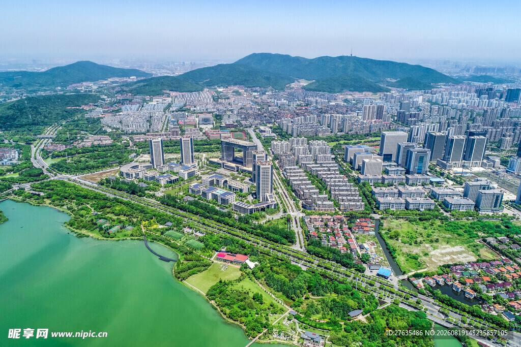 城市湖畔风光全景图