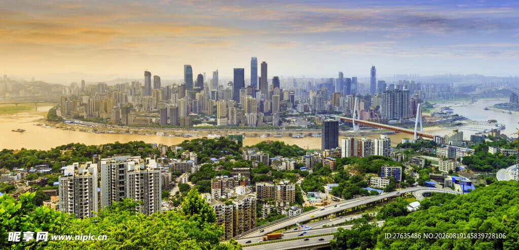 城市天际线与葱郁绿植景观