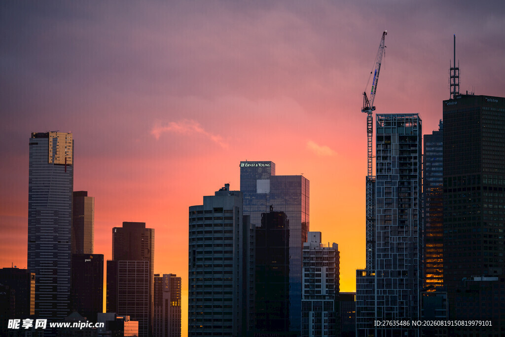夕阳下的城市建筑剪影
