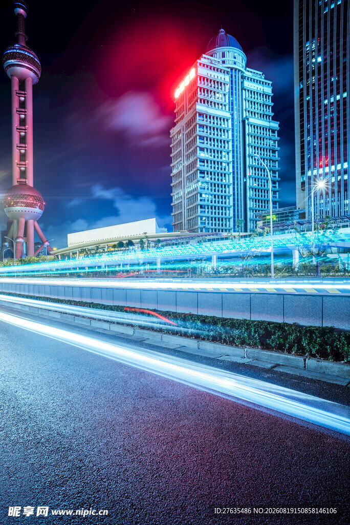 城市夜景中的道路光影