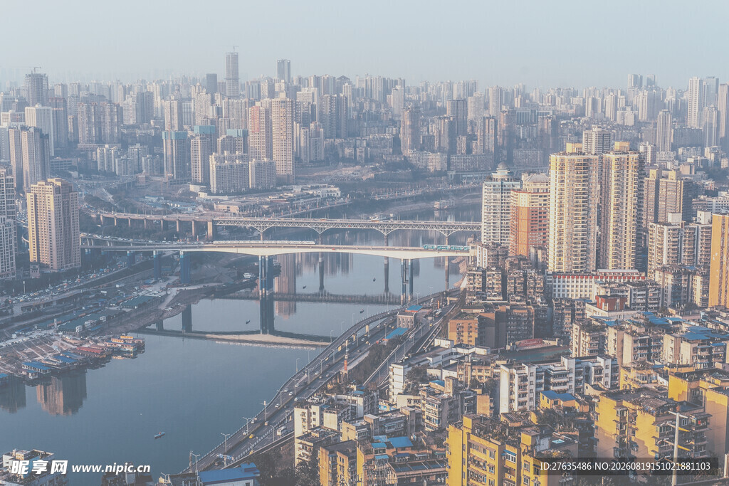 城市河畔高楼景观