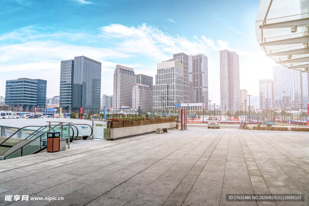 城市广场与远处高楼景观