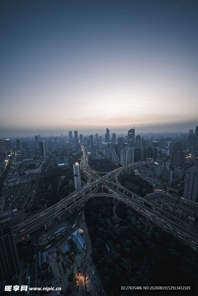 城市高架桥夜景俯瞰
