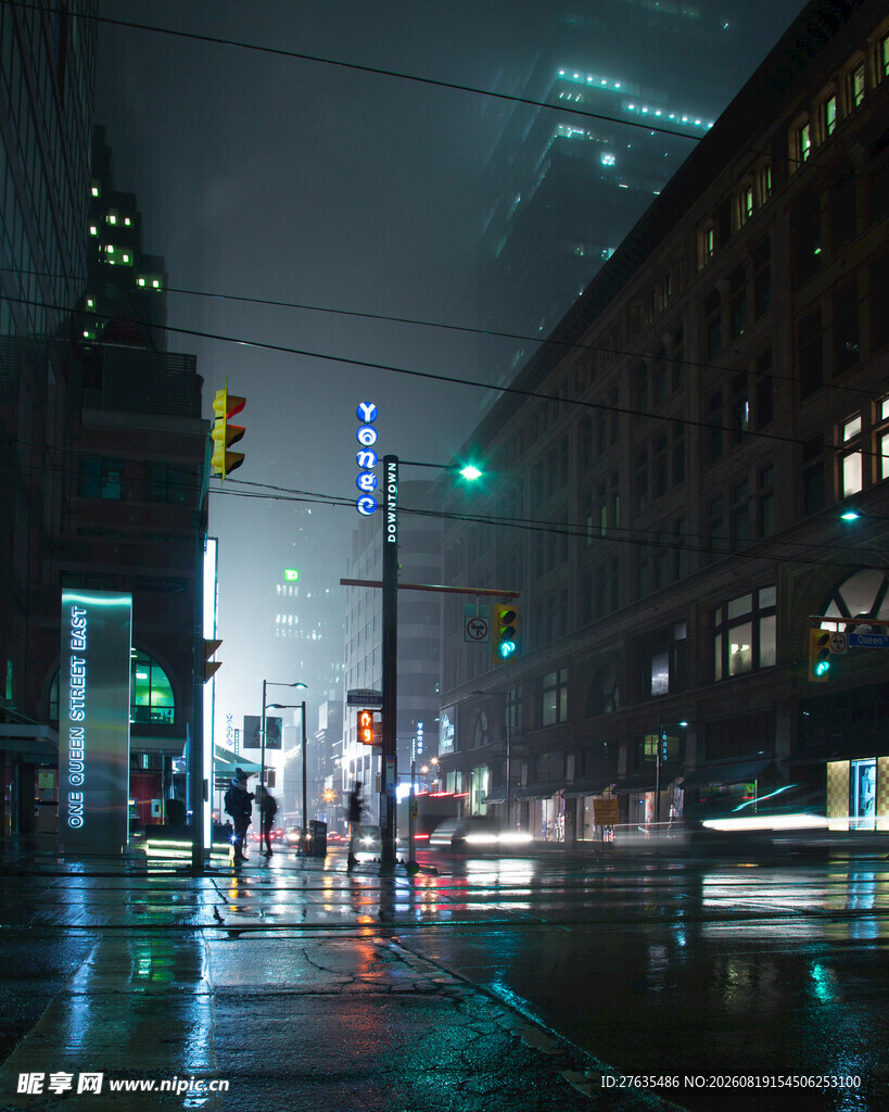 雨夜城市街道的霓虹光影