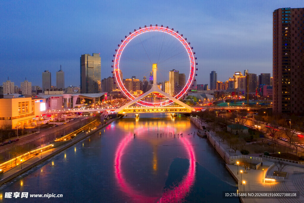 城市河畔的璀璨摩天轮夜景
