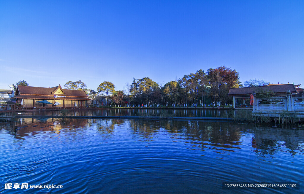 湖畔小镇黄昏美景