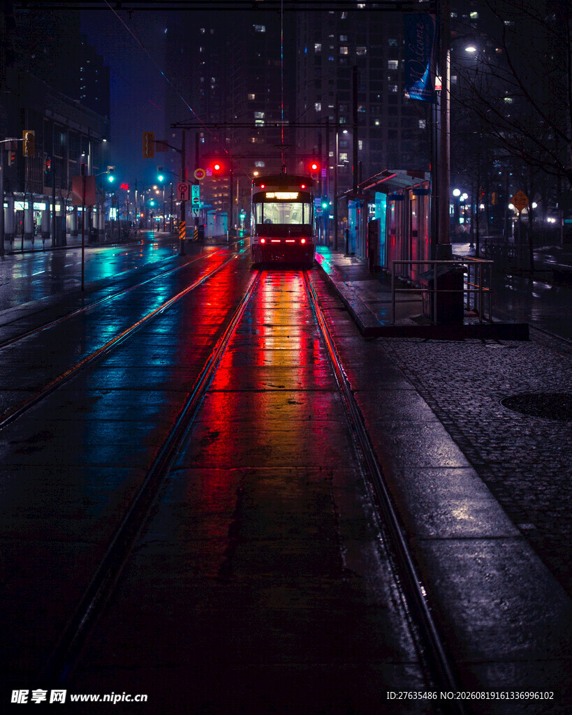 雨夜街头的巴士光影