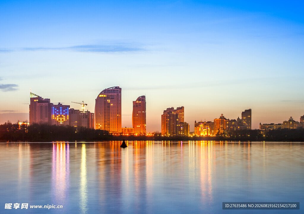 城市湖畔绚丽夜景