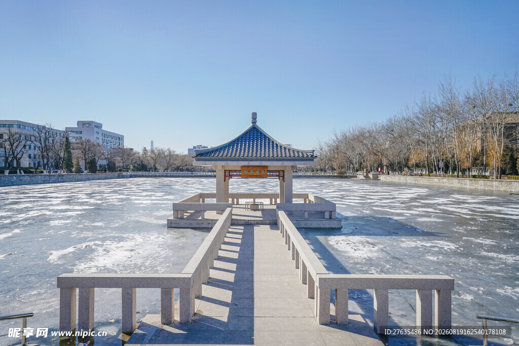 冬日湖畔凉亭雪景