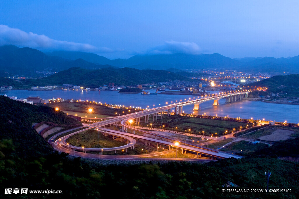 夜幕下的城市桥梁美景
