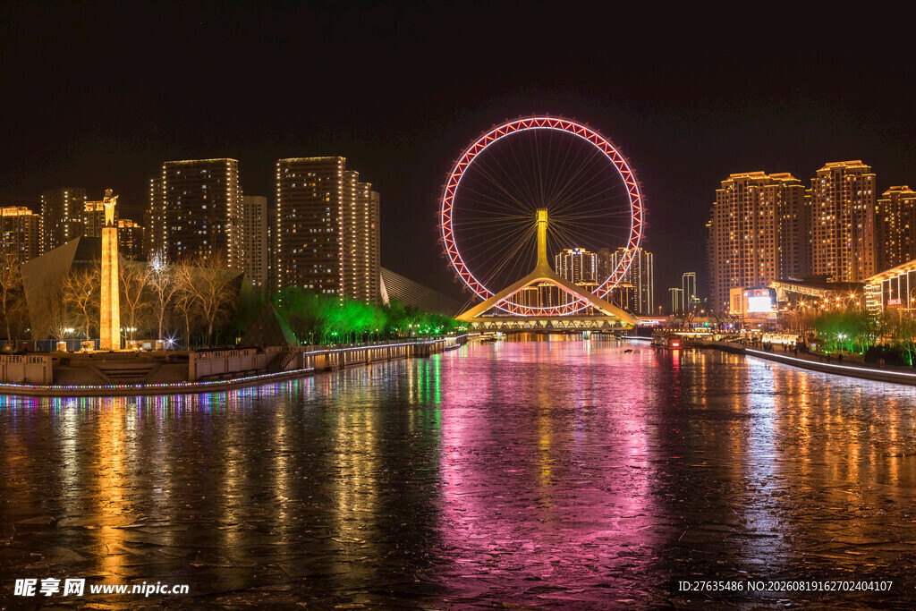 城市河畔夜景中的绚丽摩天轮