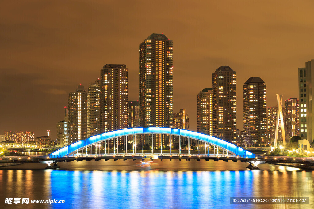 城市夜景中的璀璨桥梁