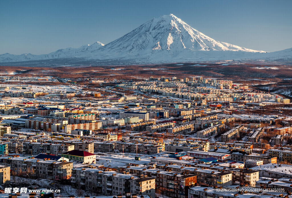 雪山下的城市全景风光