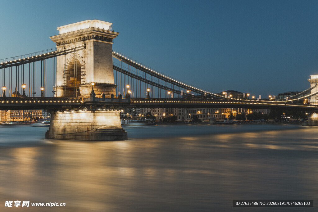 布达佩斯链桥夜景