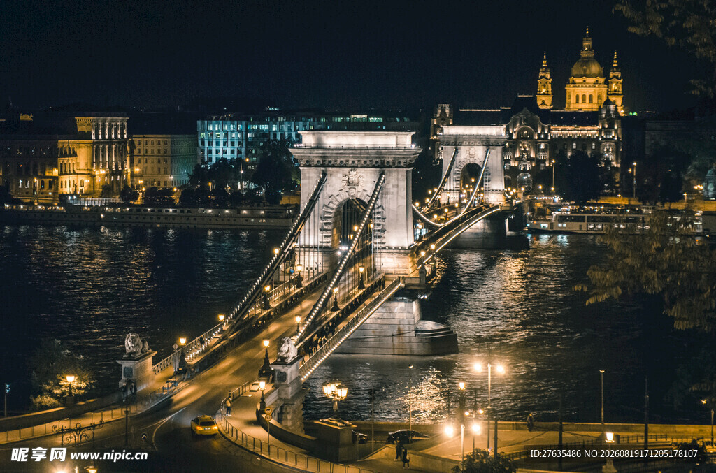 布达佩斯链桥夜景璀璨