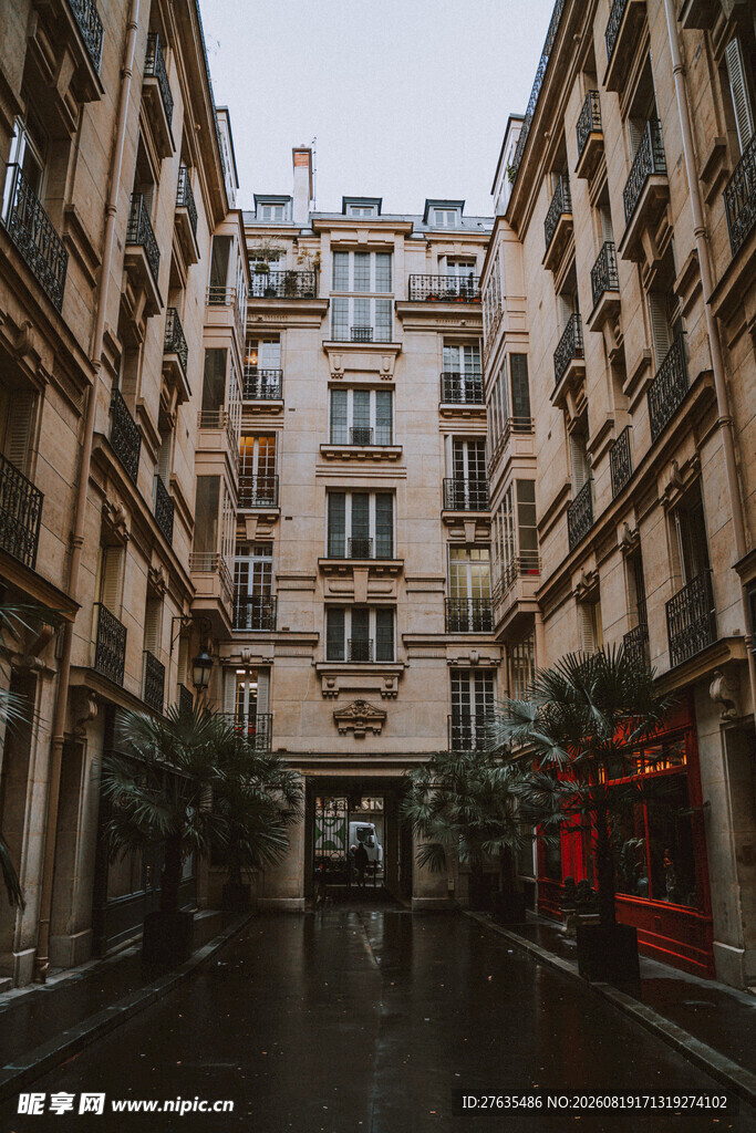 雨中欧式小巷建筑景观