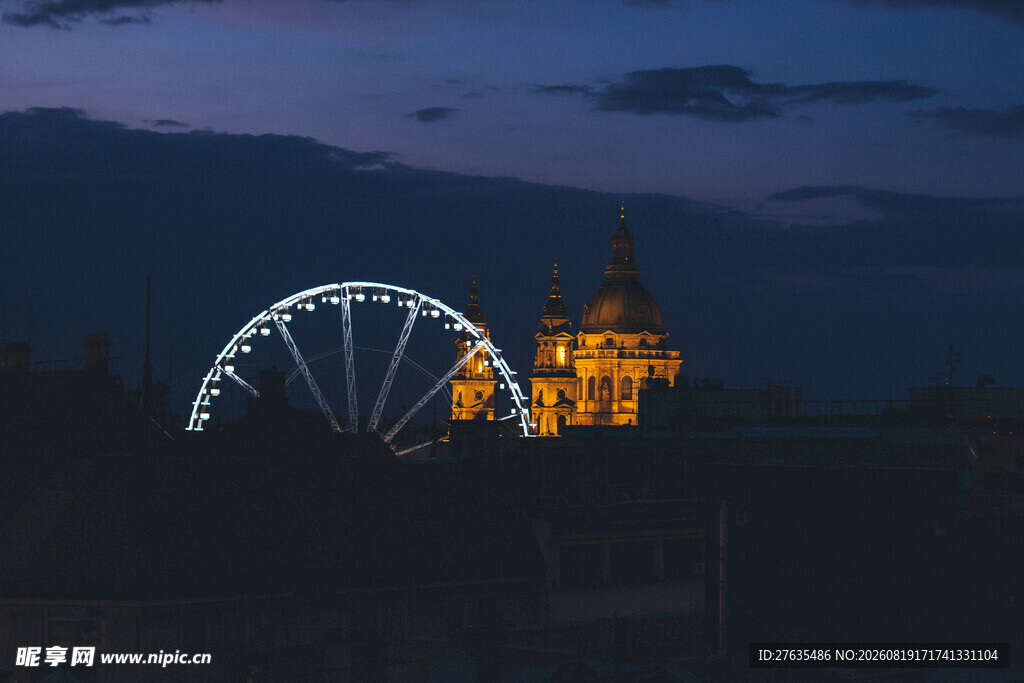 夜幕下的摩天轮与古建筑