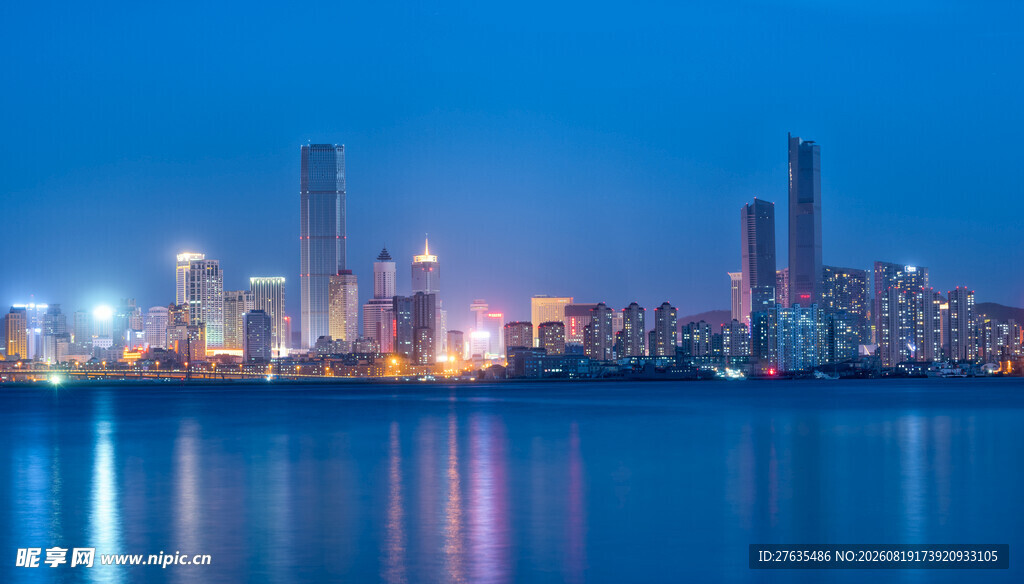 城市璀璨夜景水面倒影