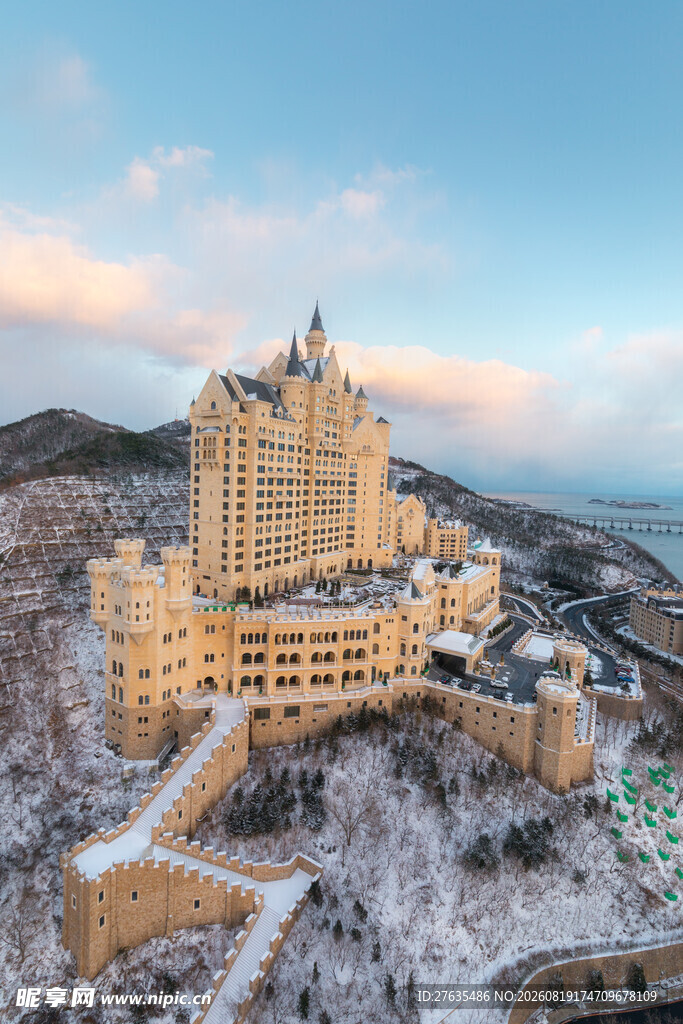 雪覆山间豪华城堡景观
