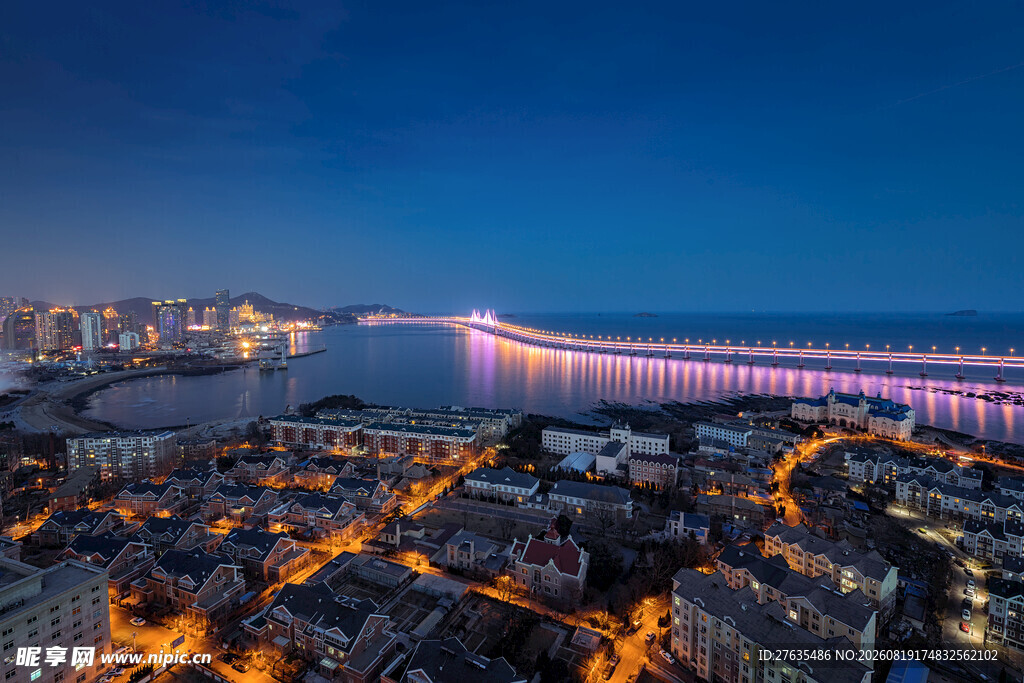 城市夜景中的跨海大桥