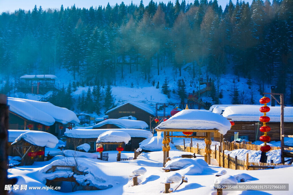 冬日雪覆山村美景