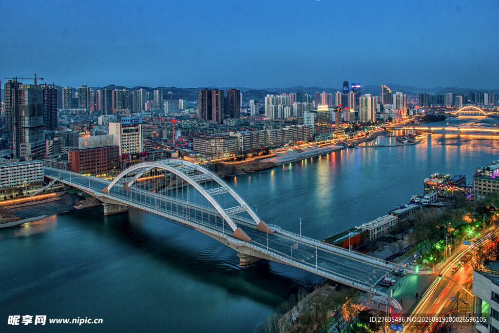 城市夜景中的跨江桥梁
