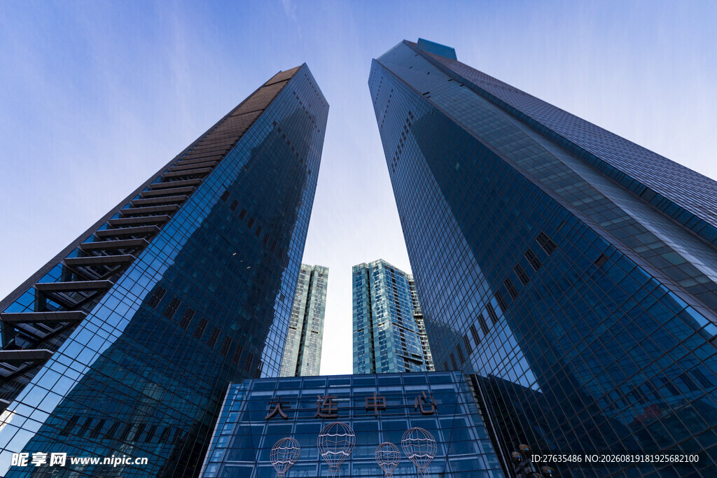仰拍城市摩天大楼景观