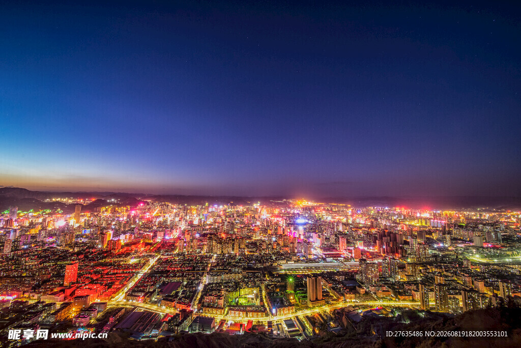 城市璀璨夜景俯瞰图