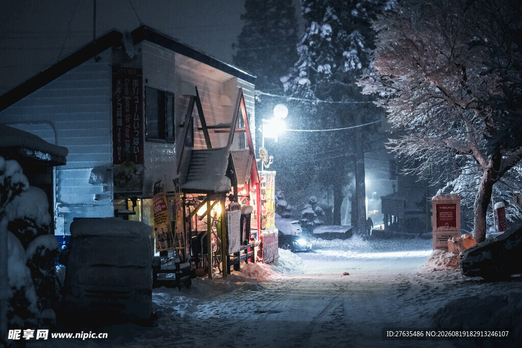 雪夜中的温馨街边小店