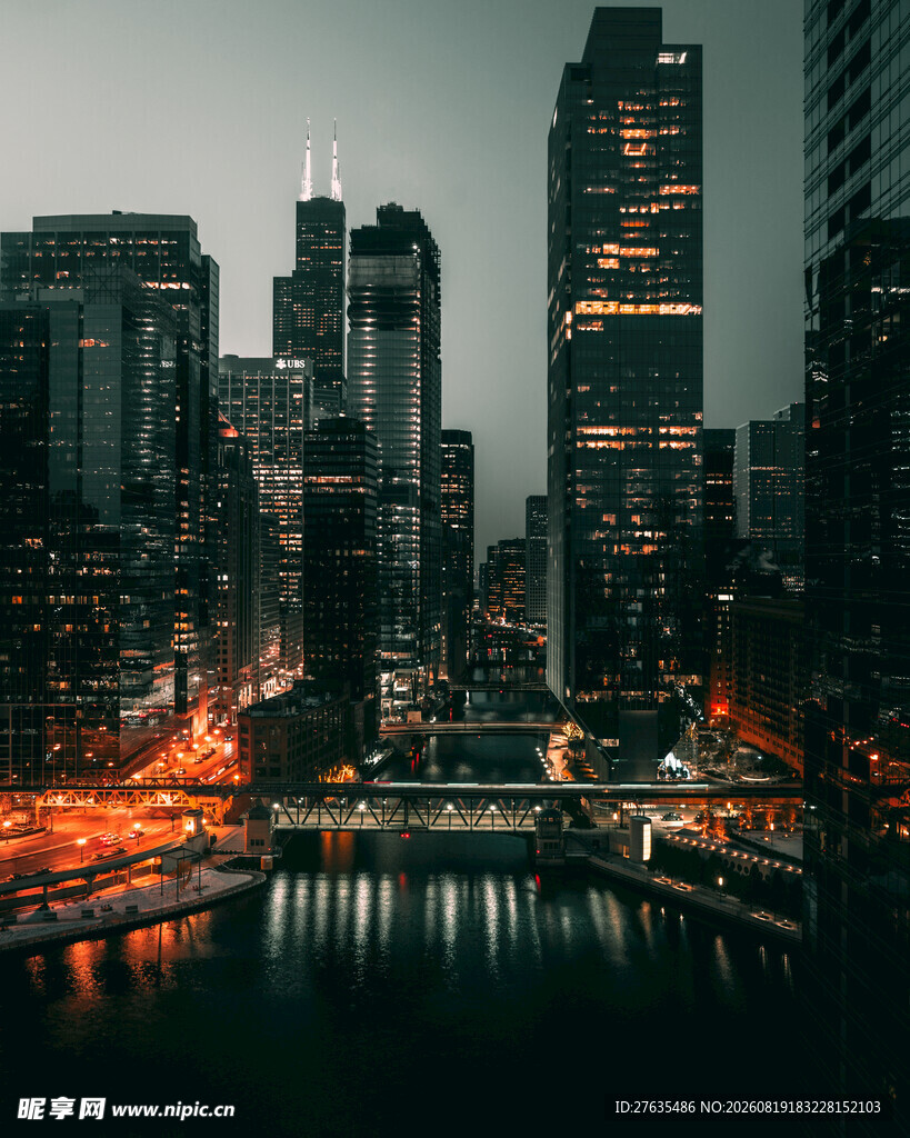 城市夜景中的河畔璀璨灯火