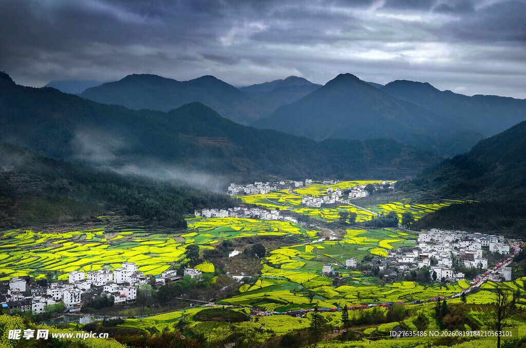 山间村落油菜花海美景
