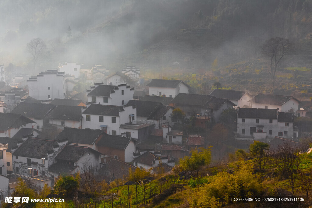 雾中村落静谧古朴之景