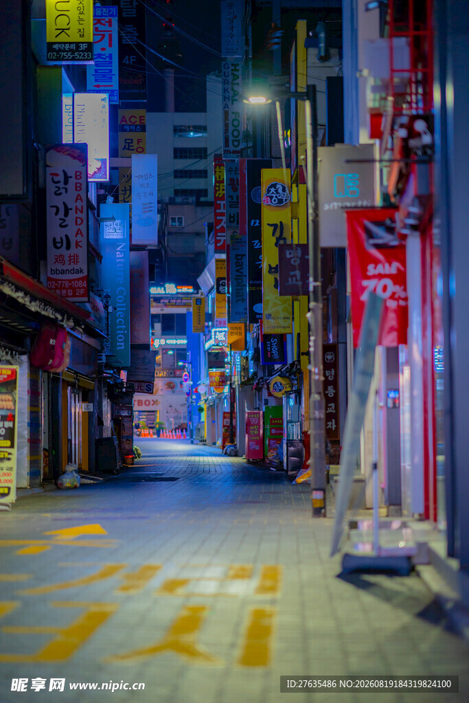 霓虹闪烁的都市小巷