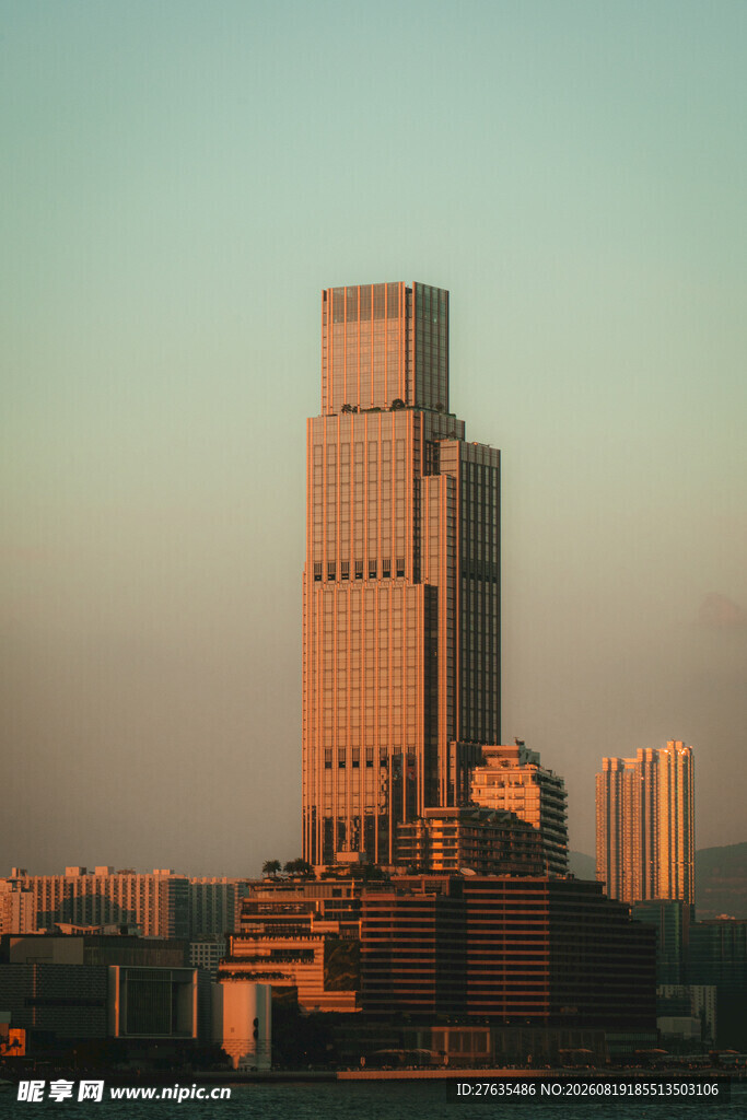黄昏下的城市高楼景观