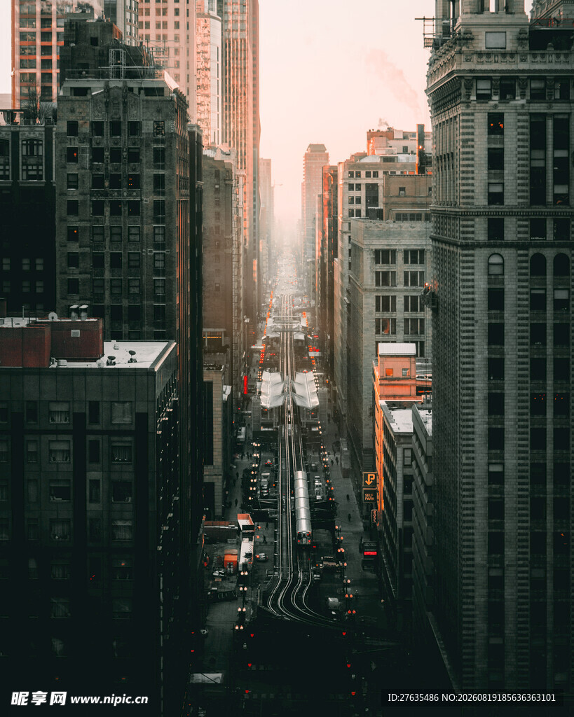 城市高楼间的街道景象