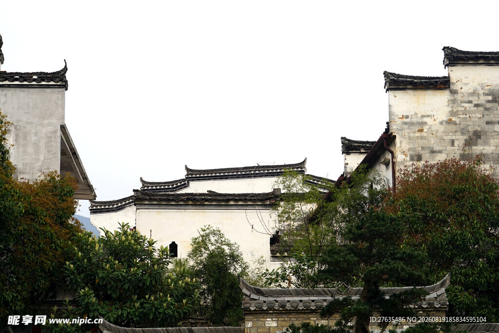 徽派古建筑绿植环绕之景