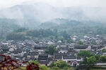 雾中古朴村落宁静之景