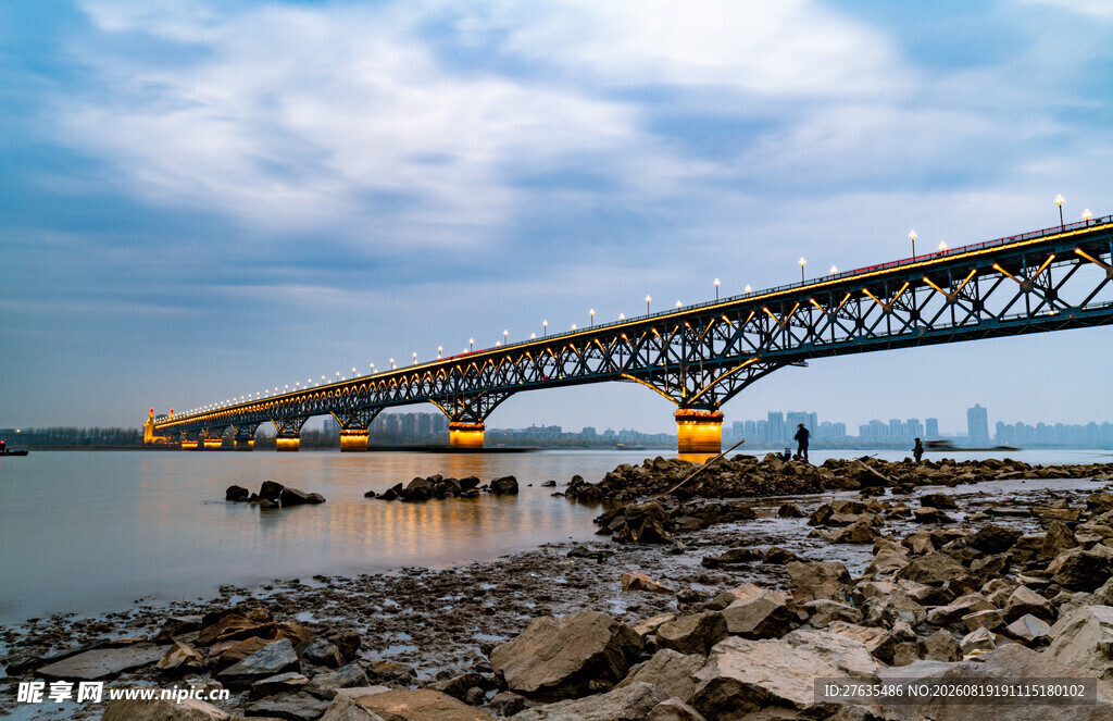 黄昏下的跨江大桥美景