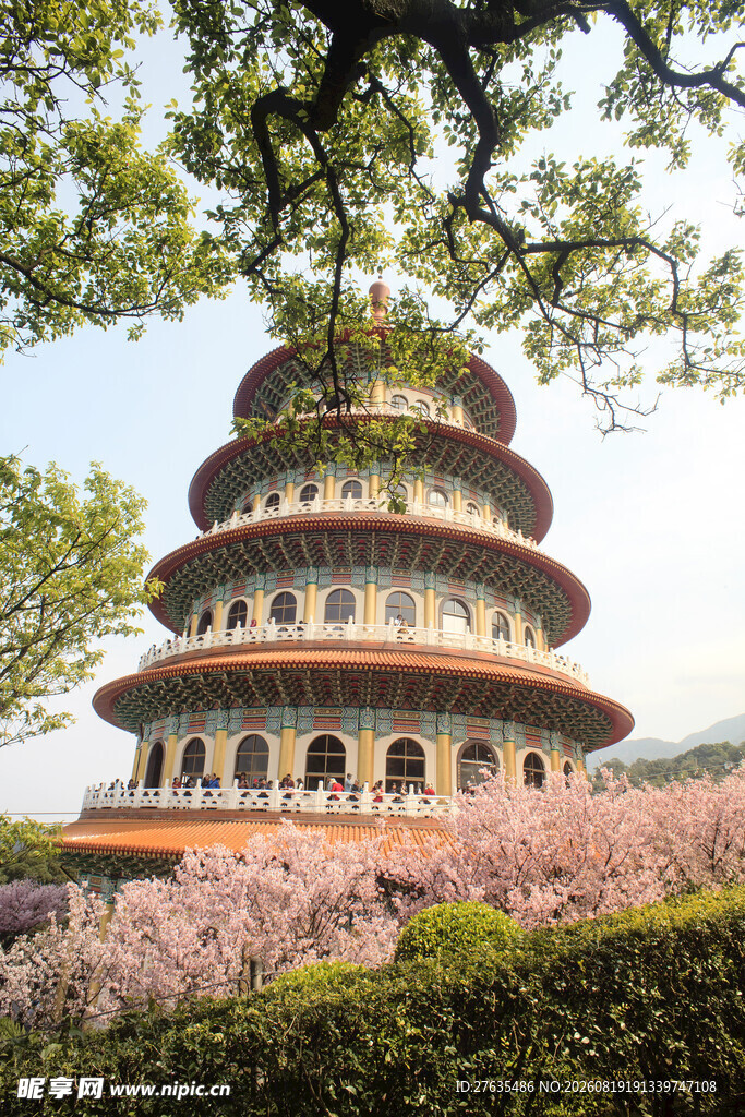 宝塔映春景繁花伴古建