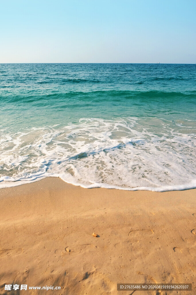 金色沙滩与海浪的美丽景致