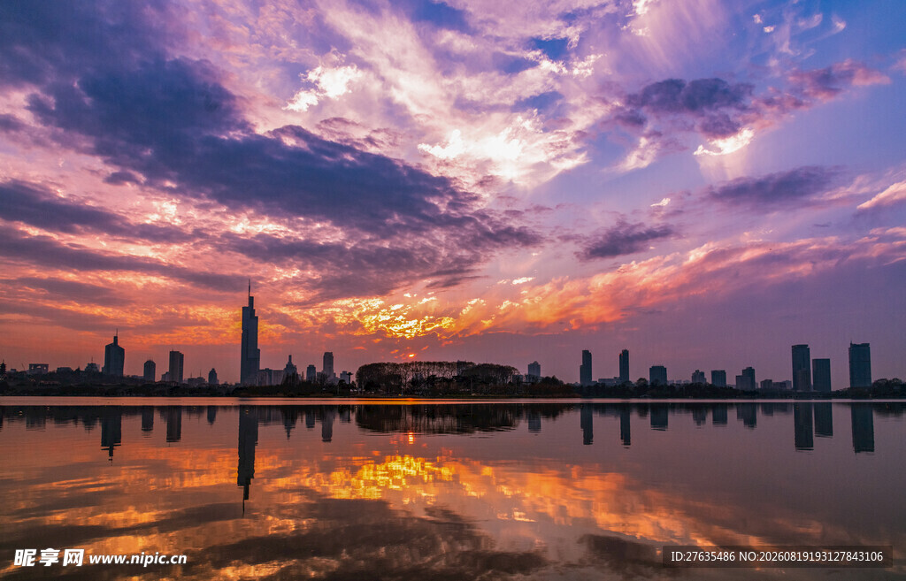城市湖畔绚丽日落美景