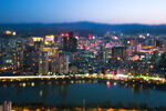 城市璀璨夜景与波光粼粼