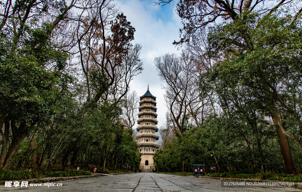 林间古塔静谧秀丽之景