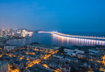 城市夜景中的跨海大桥